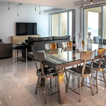 Luxurious Sea Front Three Bedroom Apartment *