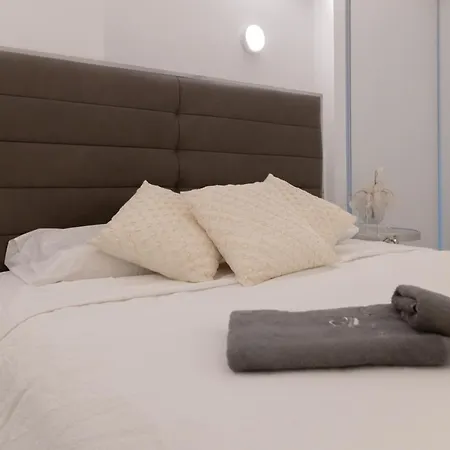 Luxurious Sea Front Three Bedroom Лимасол