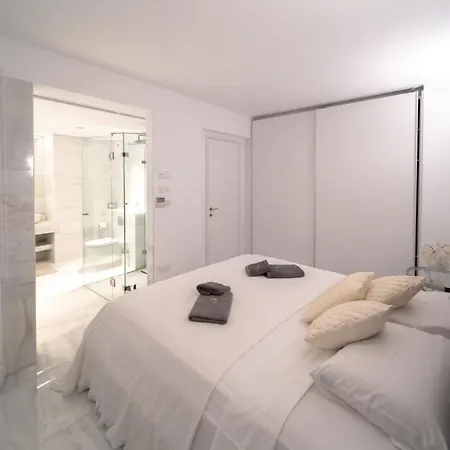 Апартаменты Luxurious Sea Front Three Bedroom Лимасол